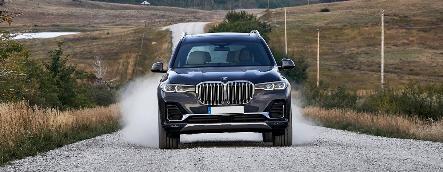 2019 BMW X7 front view in motion.