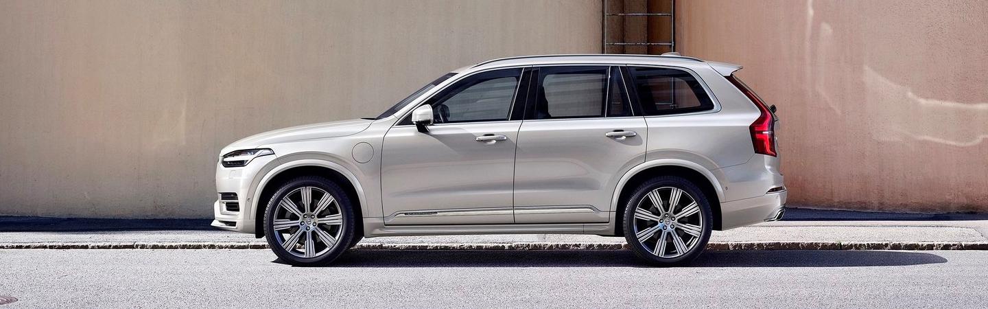 Driver-side passenger view of the 2020 XC90