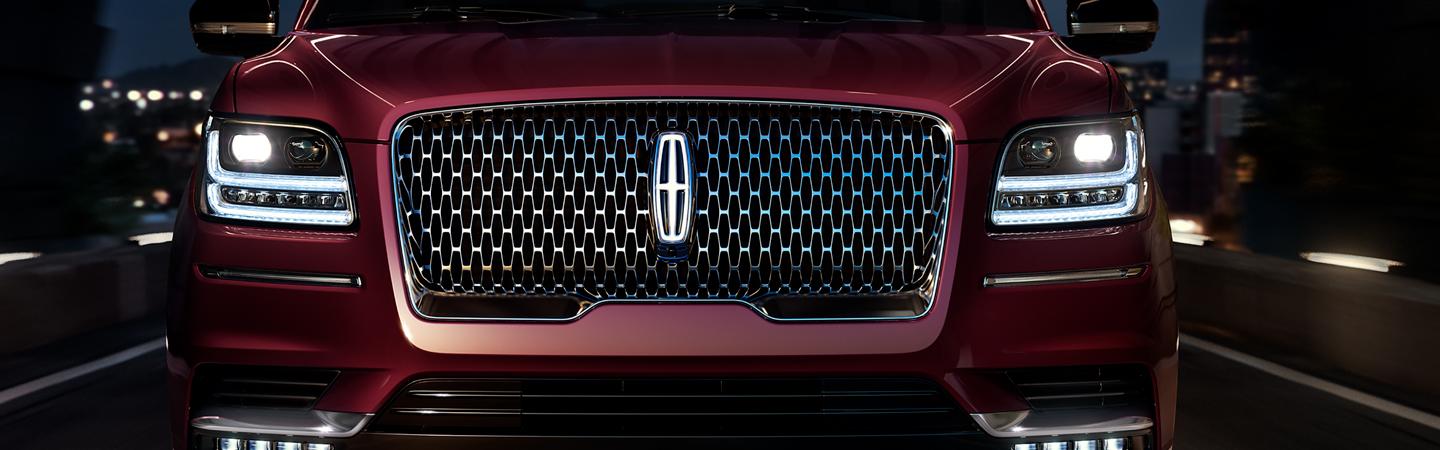 Front view of the grille of the 2020 Lincoln Navigator