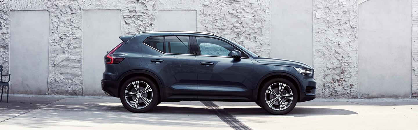 Passenger side view of the 2020 Volvo XC40
