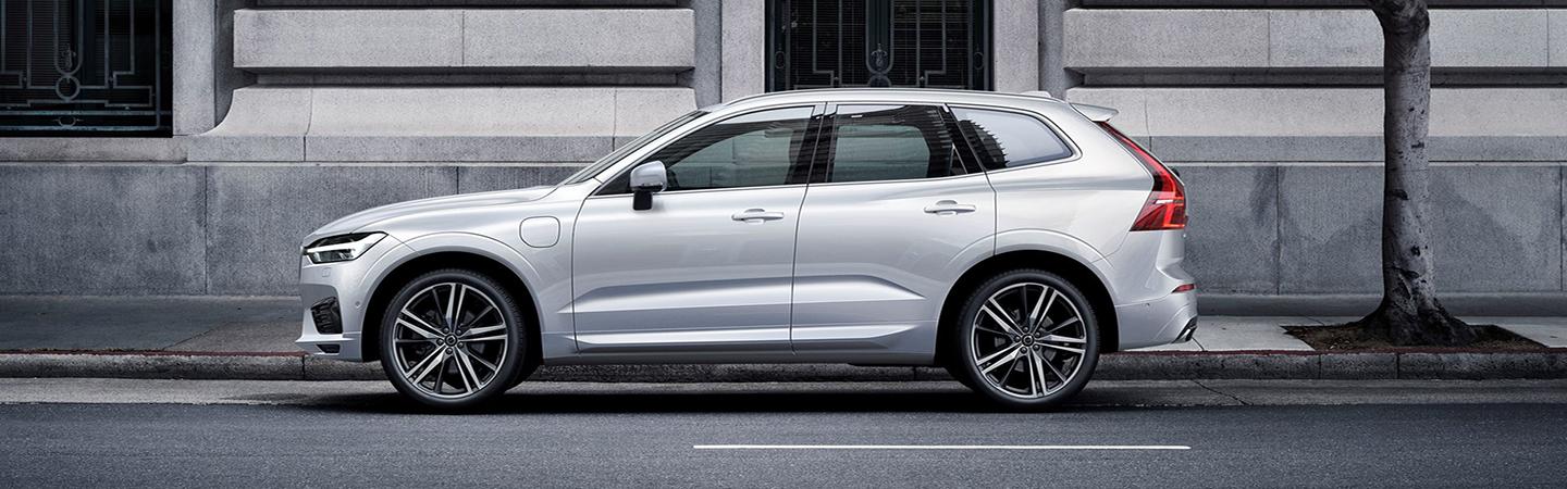 Driver’s side profile of silver XC60