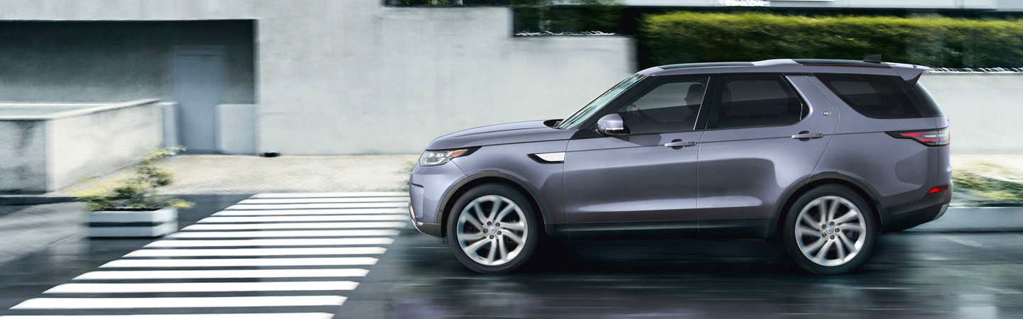 2019 Land Rover Discovery in motion in Oklahoma City, OK