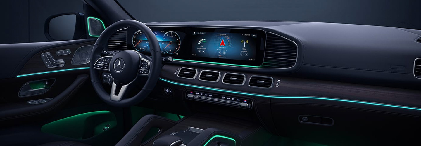 Steering view and infotainment system of the Mercedes-Benz GLE 350