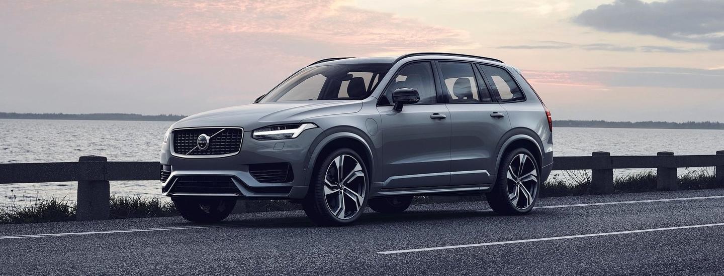 Volvo XC90 near the ocean 