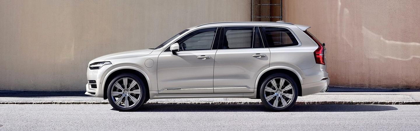 Driver side profile view of the XC90