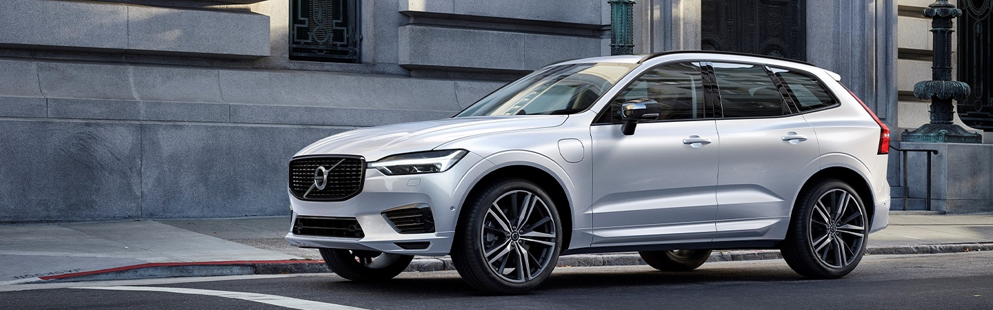 Angled view of the white 2021 Volvo XC60