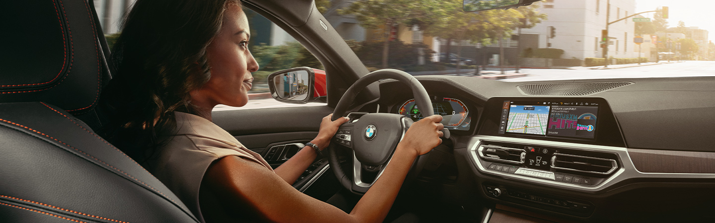 Steering wheel and entertainment center of the 2021 BMW 3 Series