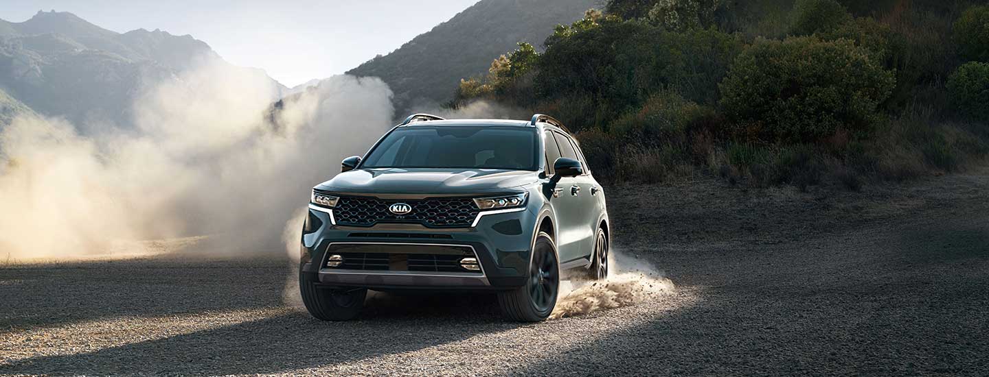  Kia Sorento turning fast on the pebbled road