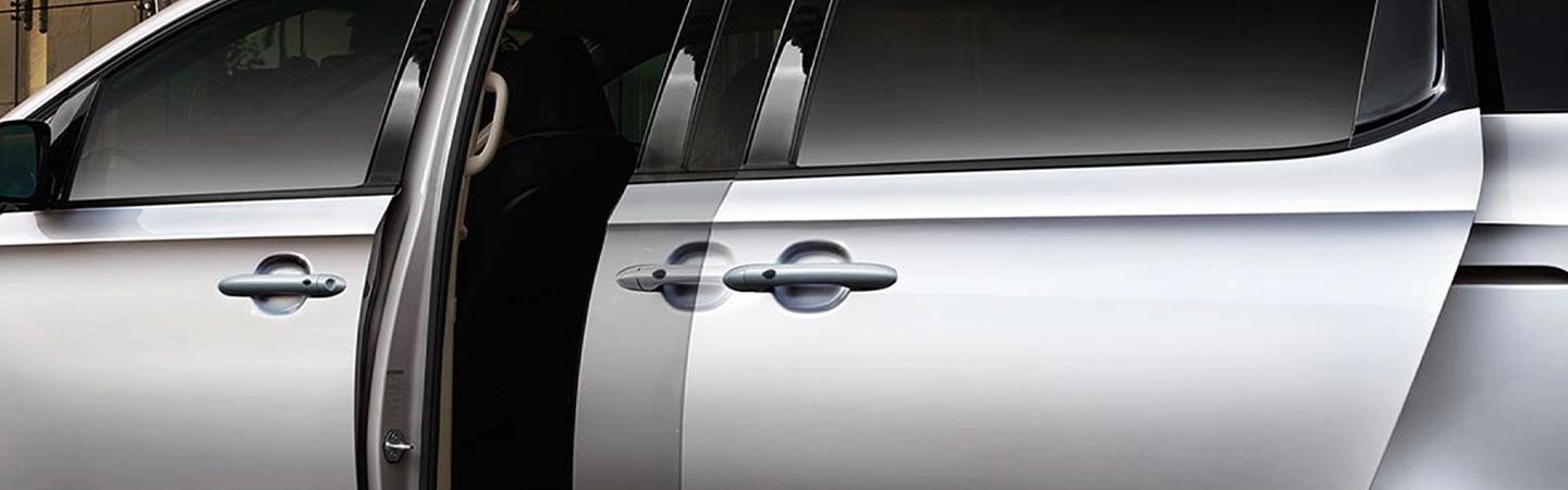Closeup of the 2020 Kia Sedona passenger door opening