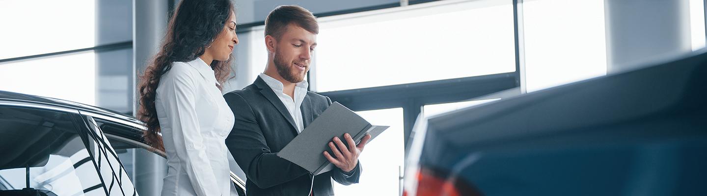 Man discussing car details with Woman