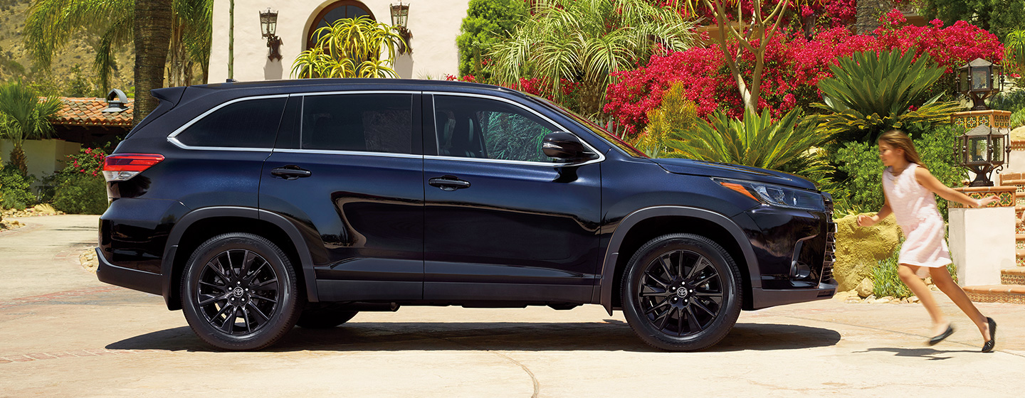 2019 Toyota Highlander parked.