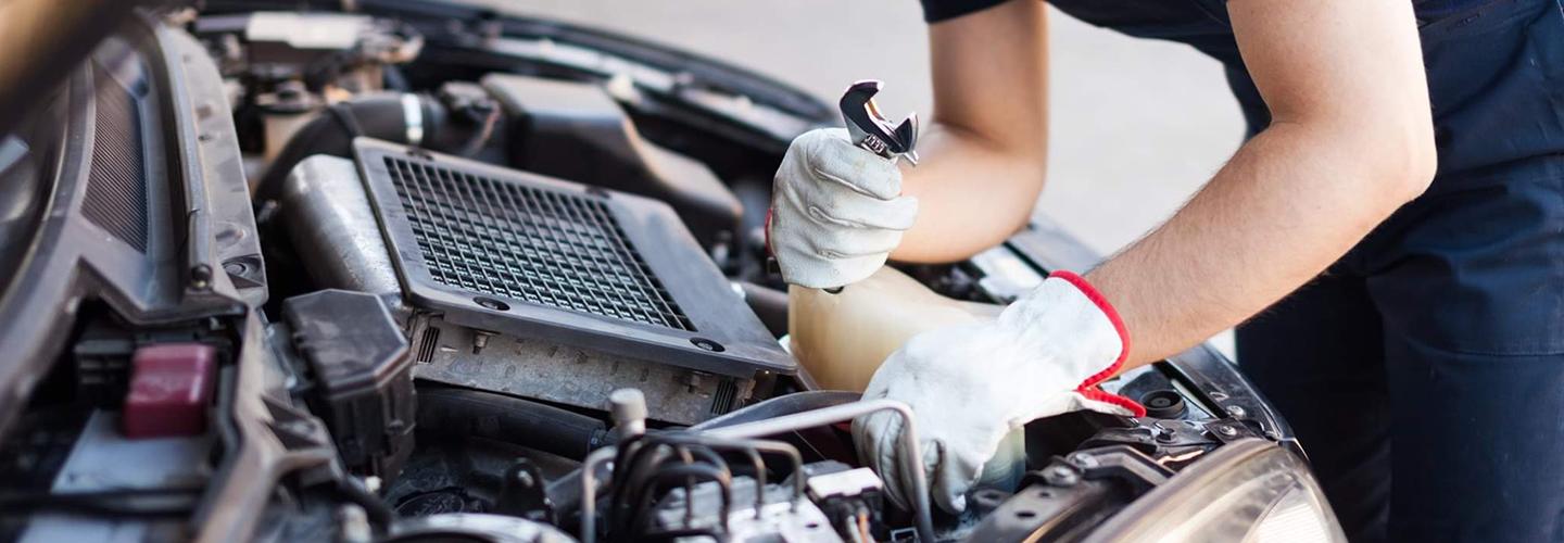 Auto mechaninc workin on car