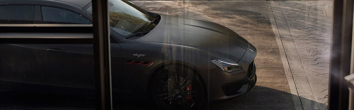 Maserati Ghibli vs. Quattroporte Side view in black colour