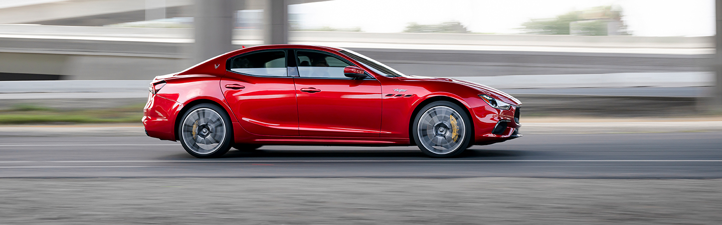 Maserati Ghibli vs. Quattroporte Side front view in red colour