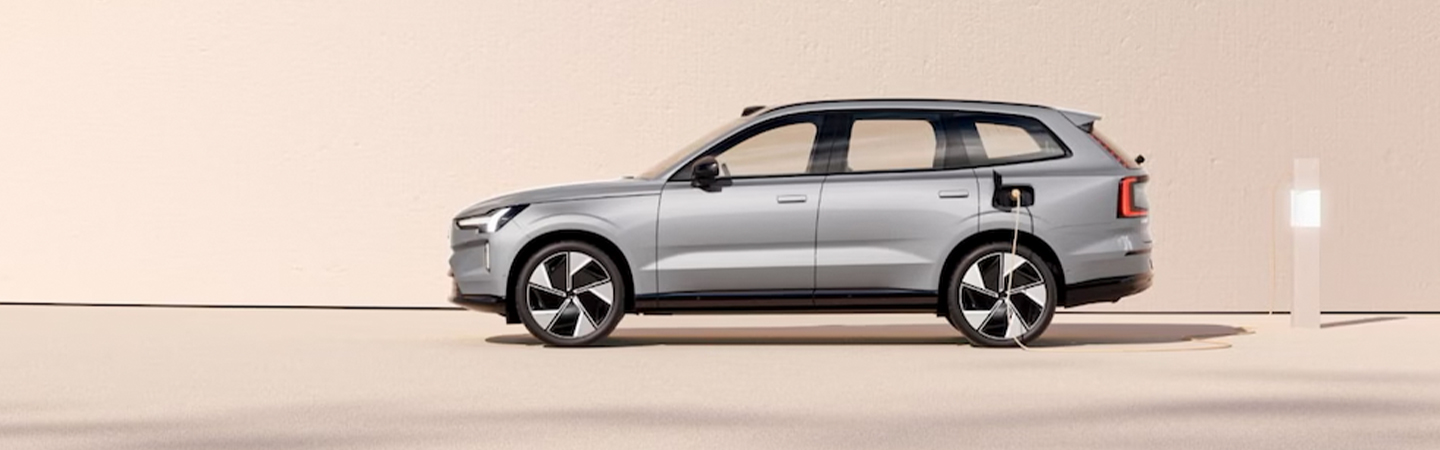 2024 Volvo EX90 silver sideview 