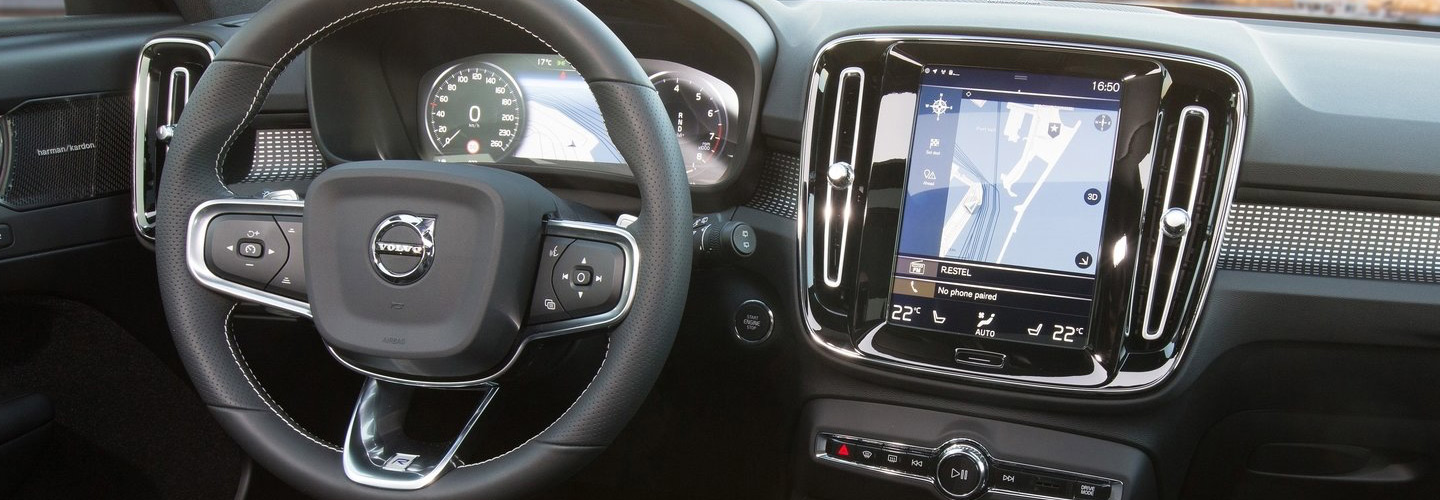 Steering wheel and infotainment in the Volvo XC40
