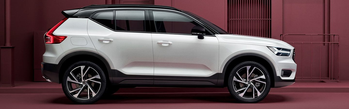 Right profile of a white Volvo XC40 parked