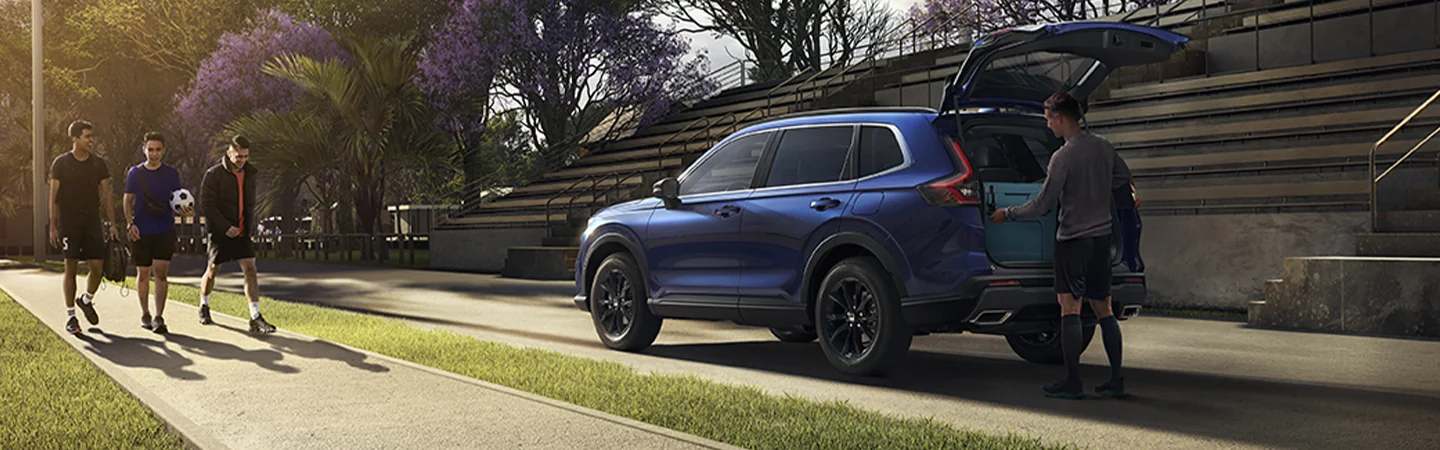 Athletes taking sporting gear out of a Honda CR-V