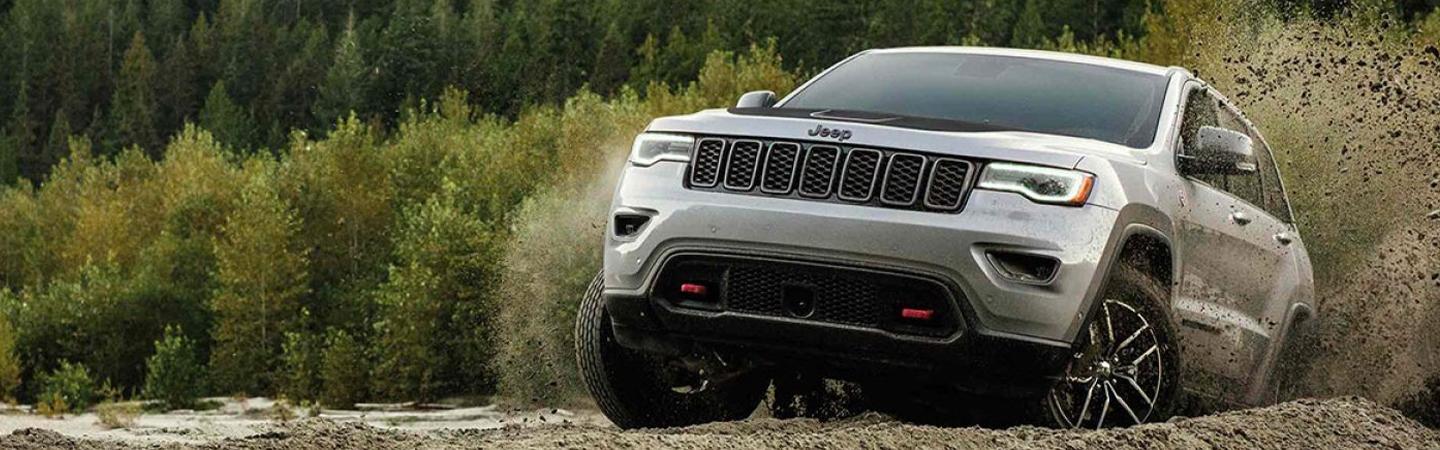 2020 Grand Cherokee riding through mud