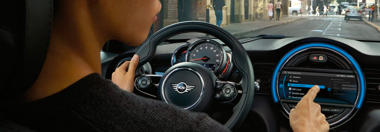 Steering wheel and entertainment console of the 2021 MINI Hardtop 4 Door
