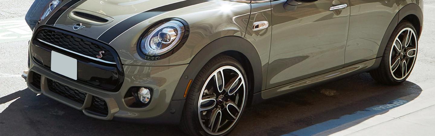 Overview of the hood of the 2021 MINI Hardtop 4 Door