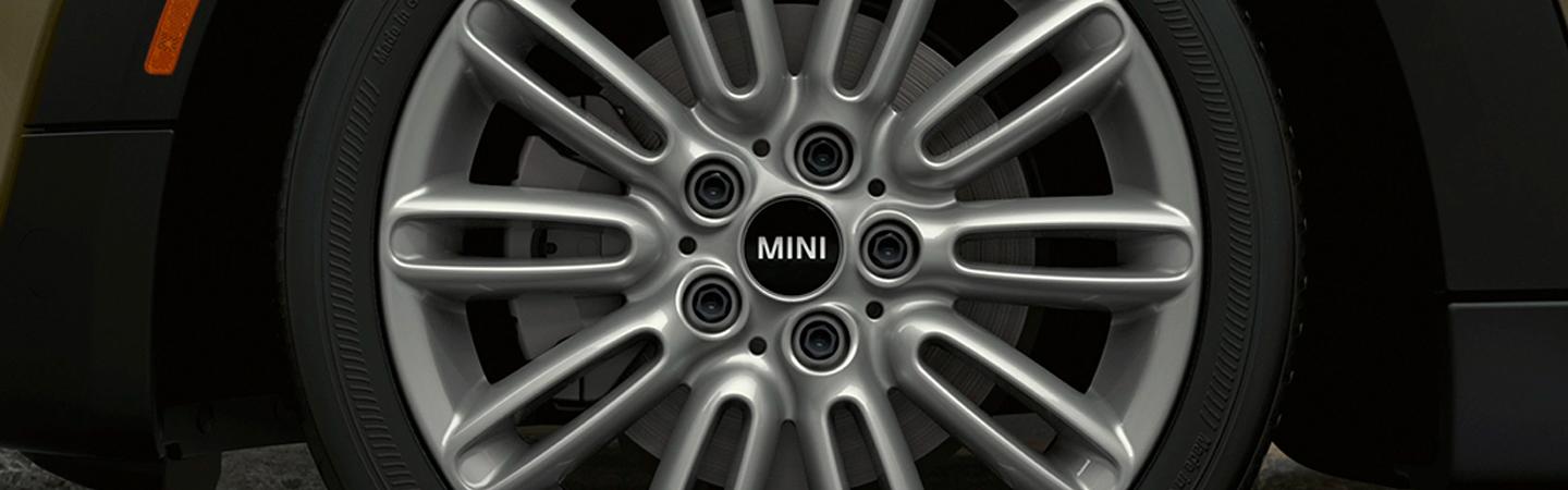 Close up view of the rims and tires of the 2021 MINI Hardtop 4 Door