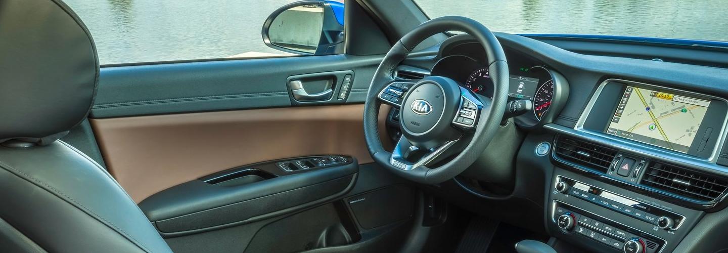 Steering wheel and infotainment in the new Optima
