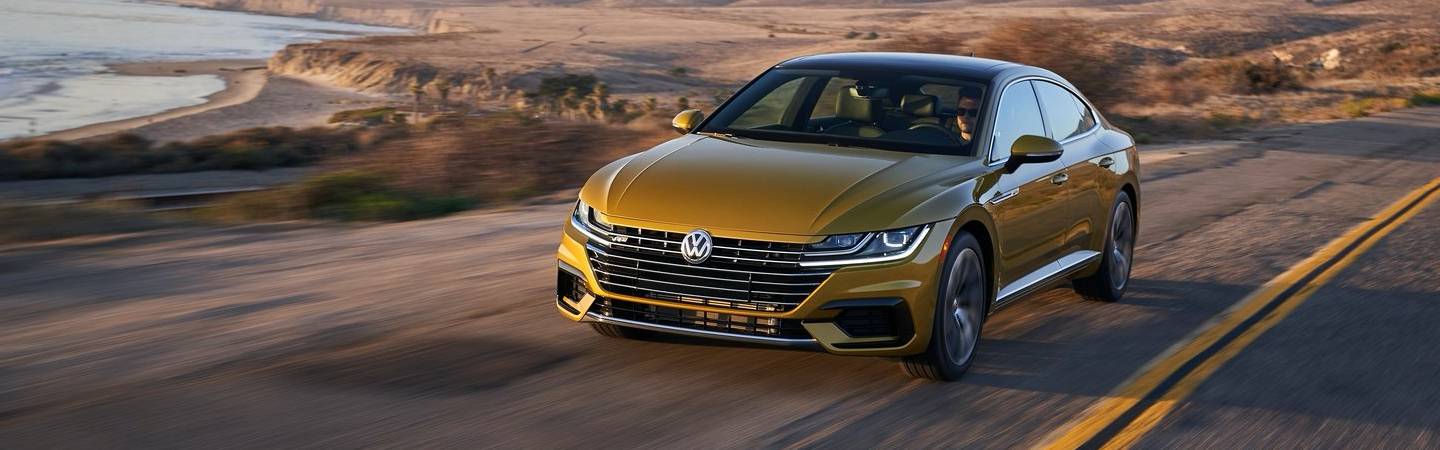 Front view of the 2019 Volkswagen Arteon in motion outside